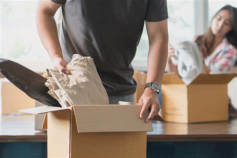 Best Way to Ship Clothes When Moving: Unpacking the Threads of Efficiency and Creativity